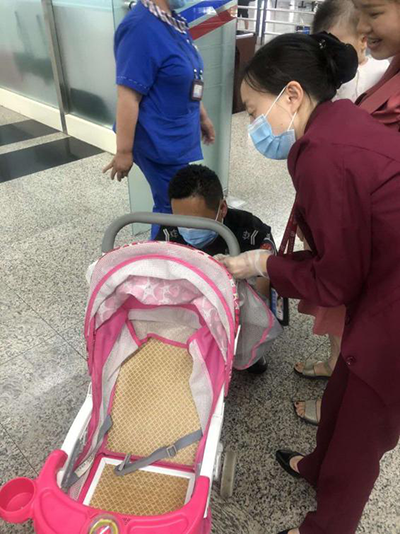 圖片1.png“真情服務(wù)”是讓旅客更加安心、放心、舒心的出行。行查室作為部門進(jìn)港服務(wù)的最后一個(gè)環(huán)節(jié)，在日常工作中也很注重服務(wù)細(xì)節(jié)。6月10日，行查室工作人員幫助旅客打開嬰兒車，為她排憂解難。.png