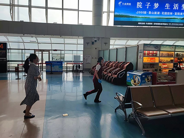 1652346470237191.jpeg 旅客服務(wù)部開(kāi)展候機(jī)樓緊急疏散應(yīng)急演練1.jpeg
