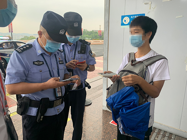 安檢站查獲一旅客冒用他人健康碼、核酸證明副本.jpg