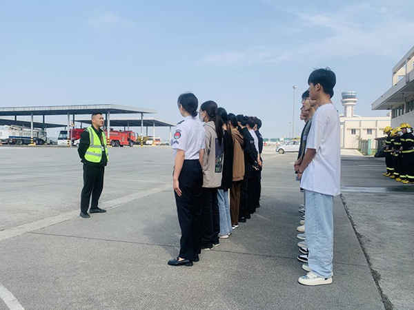 綿陽機場安檢站對閬中機場、民航校  實習(xí)生開展軍訓(xùn).png